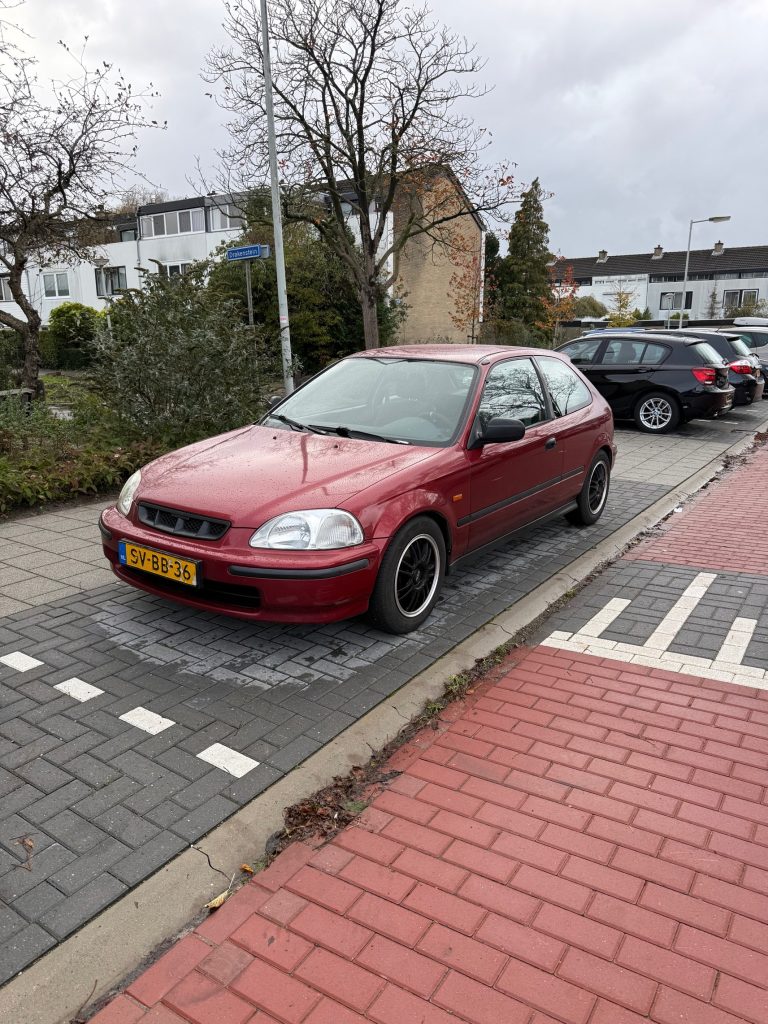 Honda Civic 3Dr 1.4L HS in het rood